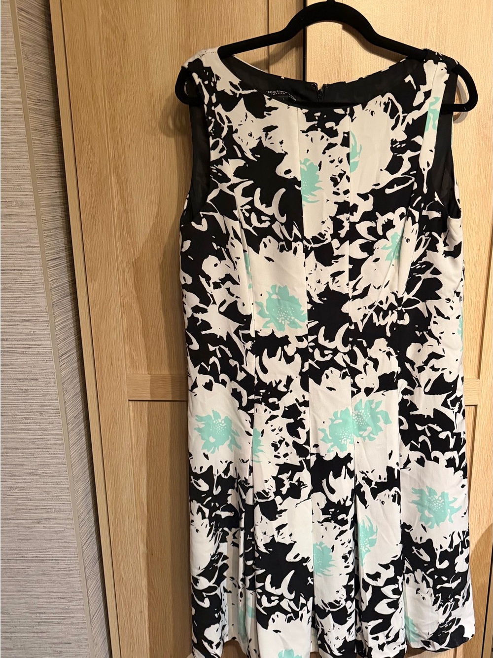 Jones New York Black, White & Mint Floral Shift Dress